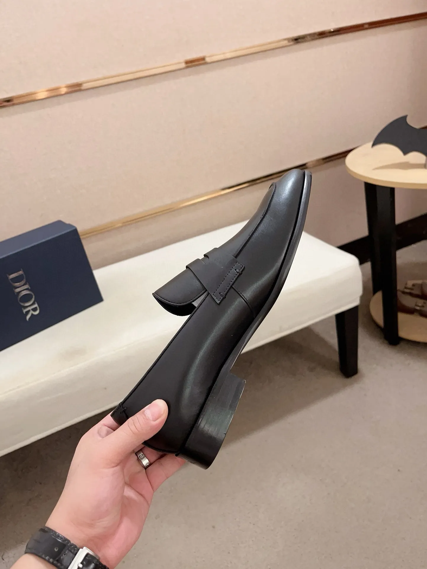 Men's shoes 💰: 540💰 High-end version of Dior Dior's new series. Famous actors and Internet celebrities wear super popular designs. The sculptures of French artist Niki de Saint Phalle are designed as rings. Material: Fabric: Imported original material. Foot: cowhide. Outsole: Rubber outsole. Men's shoe size: 38~44. Can be customized to size 45.
